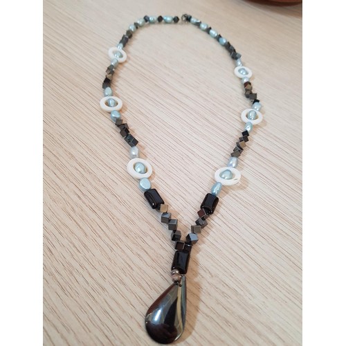 530 - Various Stylish Necklaces with Natural Stones, Pearls, Crystals and Other Beads (L:63cm, L:43cm, L:4... 