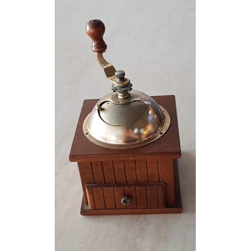 562 - Vintage Style Coffee Grinder