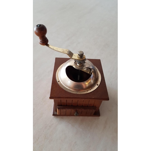 562 - Vintage Style Coffee Grinder