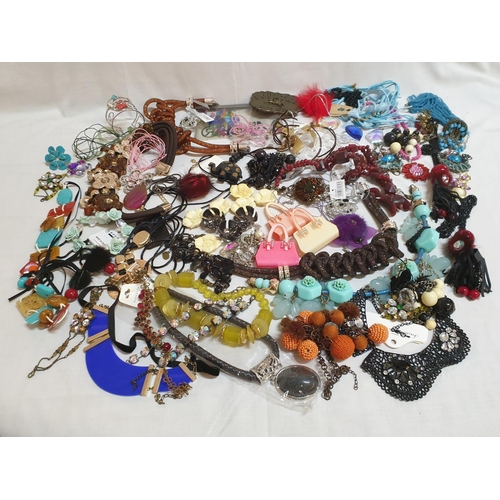 88 - Huge Collection of Assorted Vintage Retro and Modern Necklaces and Other Costum Jewellery (30+)