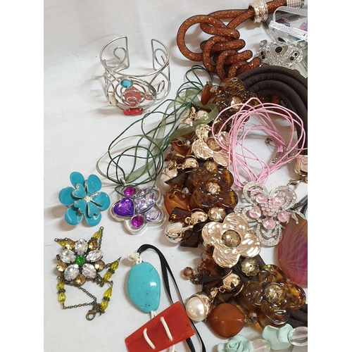 88 - Huge Collection of Assorted Vintage Retro and Modern Necklaces and Other Costum Jewellery (30+)