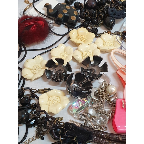 88 - Huge Collection of Assorted Vintage Retro and Modern Necklaces and Other Costum Jewellery (30+)