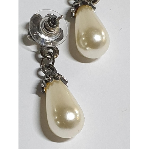 250 - Retro Pearls Set; Pearl Dangle Earrings and Pearl Necklace with Heart Pendant (L:44cm)