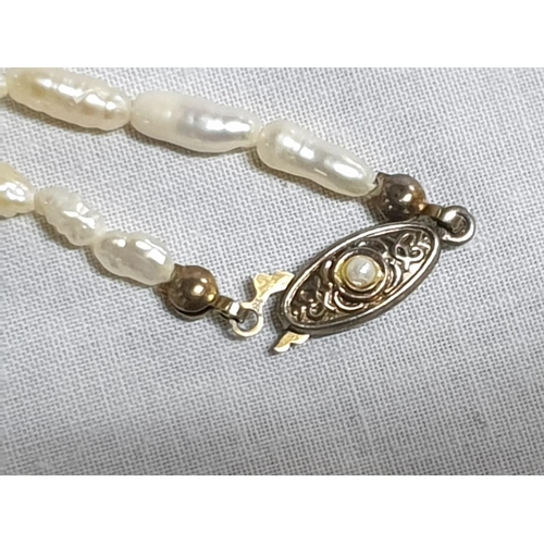 313 - Retro Pearls Necklace (L:42cm) and Single Strand Necklace with Decorative Clasp (L:58cm)