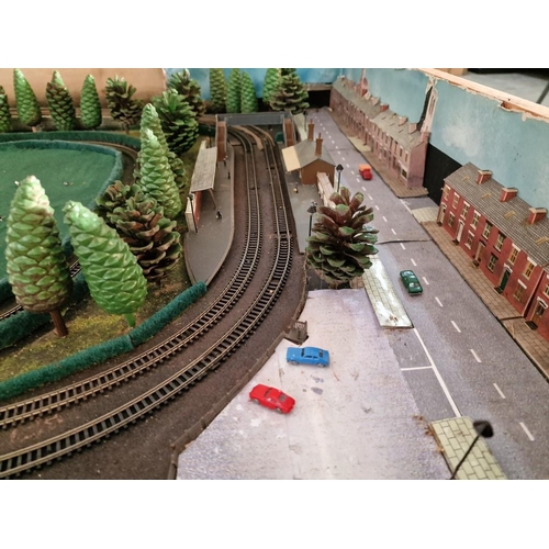 103 - Vintage N Scale Train Set; Complete Track with Buildings, Trees, Various Trains and Carriages Incl. ... 