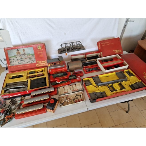 541 - Large Collection of Tri-ang 'OO' Gauge Model Railway / Train Set, Circa 1950's, Mostly Boxed and Inc... 