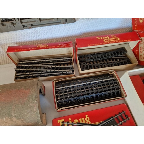 541 - Large Collection of Tri-ang 'OO' Gauge Model Railway / Train Set, Circa 1950's, Mostly Boxed and Inc... 