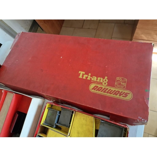 541 - Large Collection of Tri-ang 'OO' Gauge Model Railway / Train Set, Circa 1950's, Mostly Boxed and Inc... 