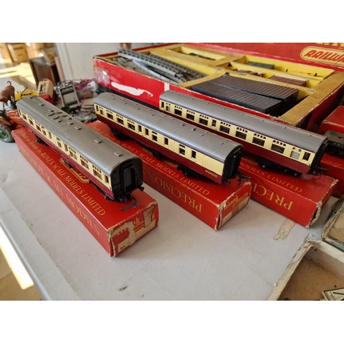 541 - Large Collection of Tri-ang 'OO' Gauge Model Railway / Train Set, Circa 1950's, Mostly Boxed and Inc... 