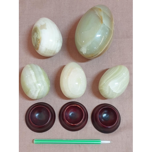 573 - 5 x Onyx Eggs Ornaments in Various Sizes (3 x with Wooden Bases), (5)