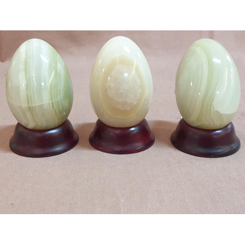 573 - 5 x Onyx Eggs Ornaments in Various Sizes (3 x with Wooden Bases), (5)