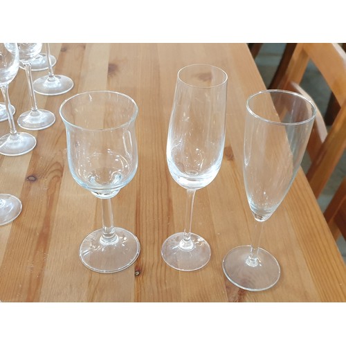 521 - Large Collection of Assorted Glasses inc; Wine, Champagne and Others