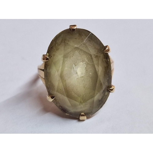 89 - 9ct Gold Ring with Large Oval Cut Light Green Stone, (Approx. Size: I, 6.2g)
