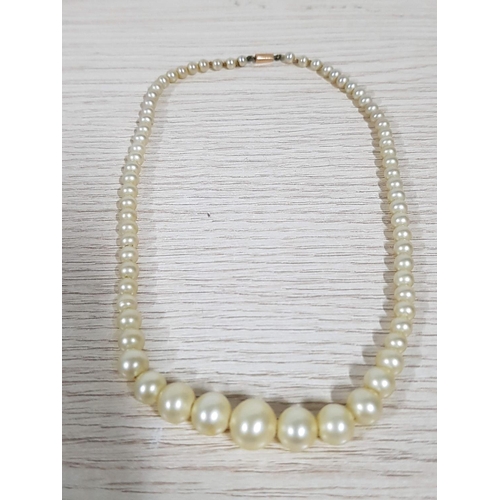 585 - Retro Pearls Necklace with 9ct Gold Clasp (L:37cm)