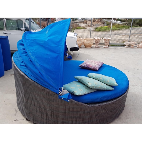191 - Large Round Ratan Day Bed / Sunbed with Cushion and Canopy