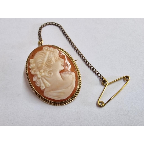 343 - Vintage 9ct Gold Cameo Brooch / Pendant with Safety Chain, (Approx. 29 x 12mm Overall, Weight: 4.7g)