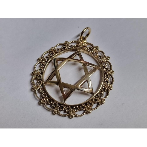 140 - 9ct Gold Star of David Circle Pendant, (Approx. 4.0g, Ø: 30mm)