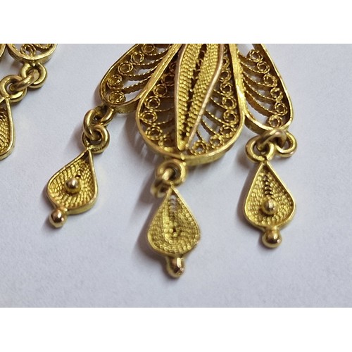 92 - Decorative Pair of 18ct Gold Filigree Earrings with 3 x Hanging Links, (Approx. 7.9g)

* Tested with... 