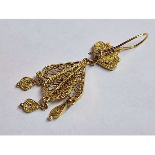 92 - Decorative Pair of 18ct Gold Filigree Earrings with 3 x Hanging Links, (Approx. 7.9g)

* Tested with... 