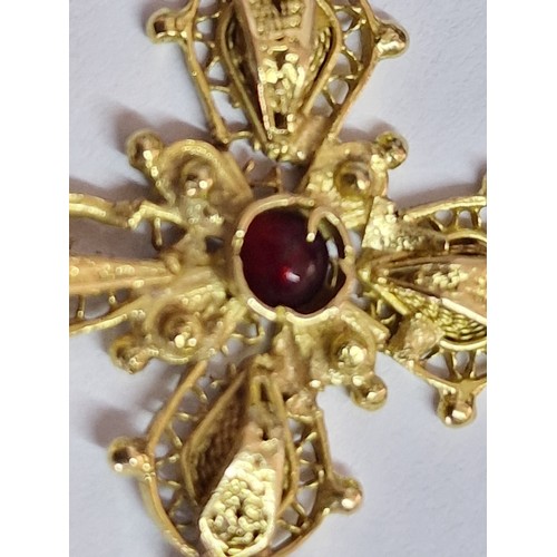 92A - Ornate 18ct Gold Filigree Cross Pendant with Ruby(?) Centre, (Approx. 3.4g, H: 3.5cm)