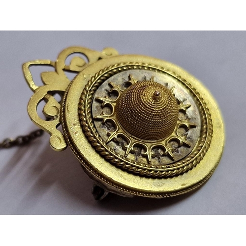 113 - Ornate 14ct Gold Brooch with Safety Chain, (Approx. 3.9g, Ø: 19mm)

Nb. Faded or No Hallmarked, but ... 