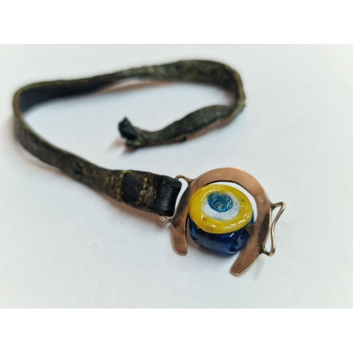 121 - Vintage 9ct Gold Horse Shoe with Revolving Evil Eye, on Leather Strap / Bracelet, (A/F)

* Tested wi... 