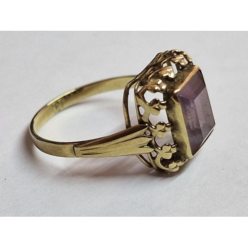 82 - 9ct Gold Ring with Light Purple Colour Stone, (Approx. 1.6g, Size J)

Nb. Faded or No Hallmarked, bu... 