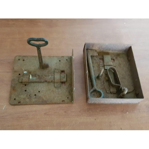 383g - Various Antique and Vintage Rural Door Lockers Decor, Ornaments etc (Metal and Iron), (A/F)