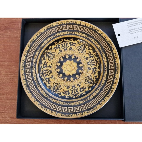 61 - Versace 'Floralia Gold' Rosenthal Wall Plate in Presentation Box with COA, (Approx. Ø: 18.5cm)