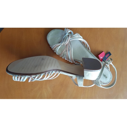 581 - 2 x Pair of Summer Sandals