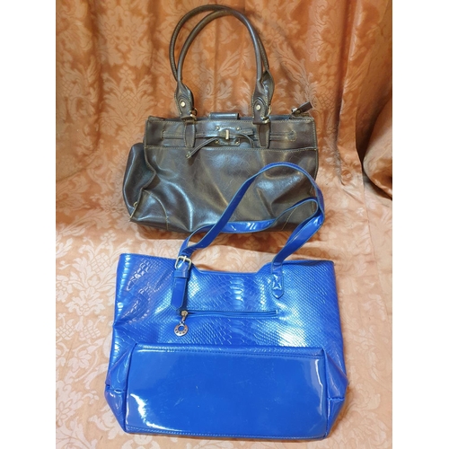 735 - Collection of 7 x Assorted Ladies Accessories; Handbags, Toiletry Bag, Wallets, Travel Bag etc (7)