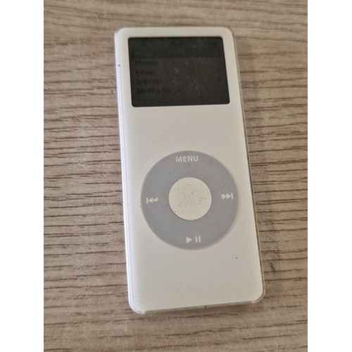 66 - iPod Nano, 2GB (Model: MA004FB) with Box * Basic Test and Turn On / Working *, Together with Camera ... 