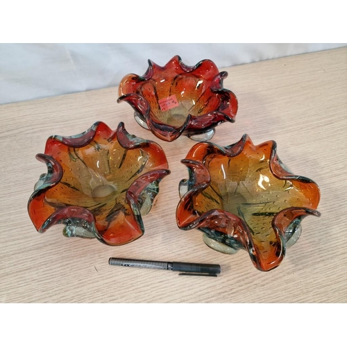 206 - Set of 3 x Murano Coloured Art Glass Floral Bowls / Ash Trays with Bubble Glass, (Approx. Ø: 18cm), ... 