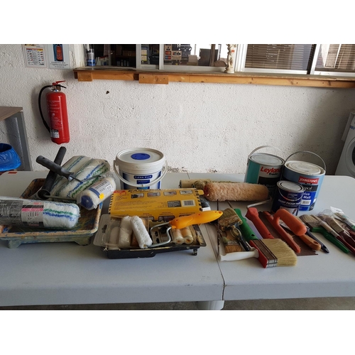 222 - House Painter Accessories inc; Brushes, Compound Knife, Painting Tray, Paint Roller and Others