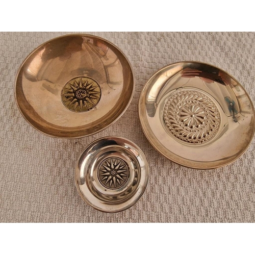 191 - 3 x Sterling Silver (.925) Round Dishes with Embossed Sun / Flower Pattern, (Approx. Largest Ø: 11.5... 