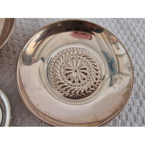 191 - 3 x Sterling Silver (.925) Round Dishes with Embossed Sun / Flower Pattern, (Approx. Largest Ø: 11.5... 