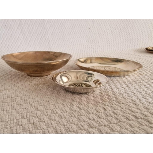 191 - 3 x Sterling Silver (.925) Round Dishes with Embossed Sun / Flower Pattern, (Approx. Largest Ø: 11.5... 