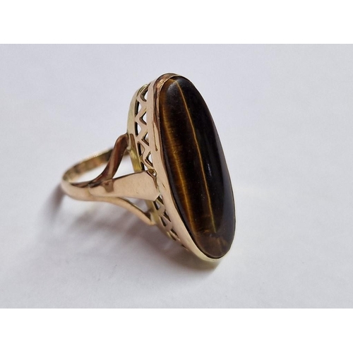 117 - 14ct Gold Ring with Large Oval Shape Tiger's Eye, (Approx. Size: P, 4.4g)