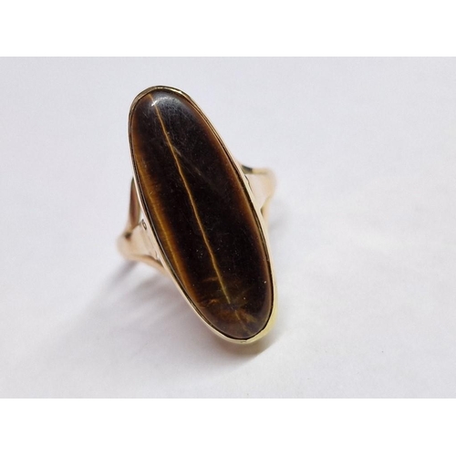 117 - 14ct Gold Ring with Large Oval Shape Tiger's Eye, (Approx. Size: P, 4.4g)