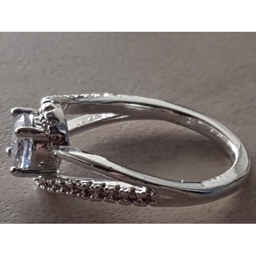 722 - Stylish Silver Modern Ring with Large Clear Crystal in Centre, Total Weight 4gr, Size P