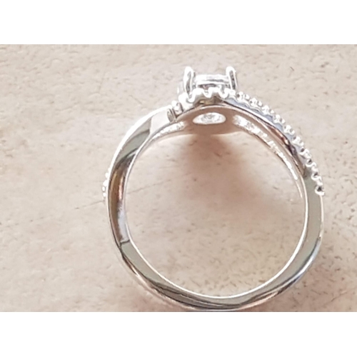 722 - Stylish Silver Modern Ring with Large Clear Crystal in Centre, Total Weight 4gr, Size P