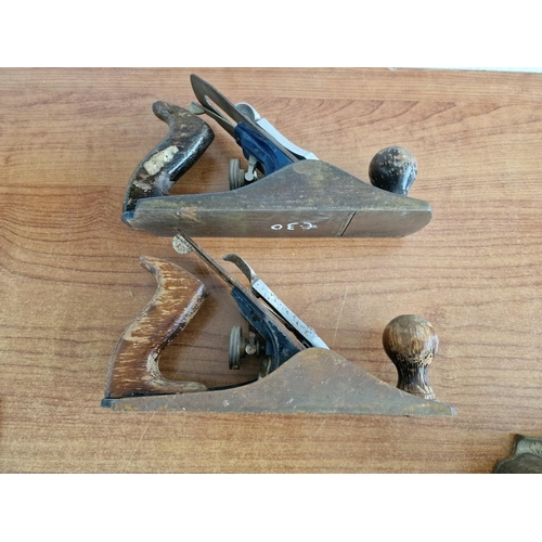 40 - 2 x Woodwork Smoothing Planes; 'Record' No. 4 and 'Footprint' No. 4, (2)