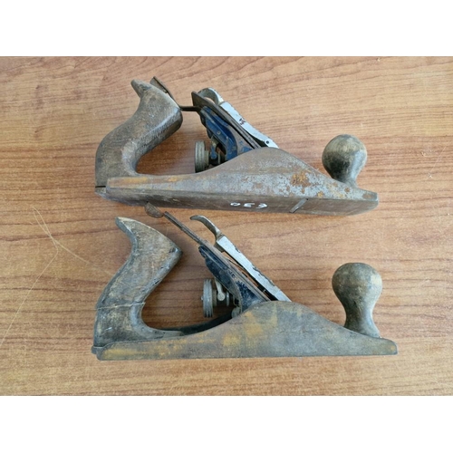 41 - 2 x Woodwork Smoothing Planes; 'Record' No. 4 and 'Stanley' No. 4, (2)