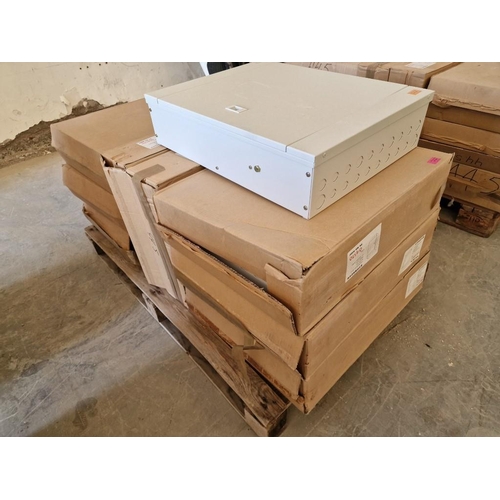 500 - 8 x 'Onesto' TPN Distribution Board / Cabinet with Metallic Cover, 4 Way, (Model: STPN604M), in Boxe... 