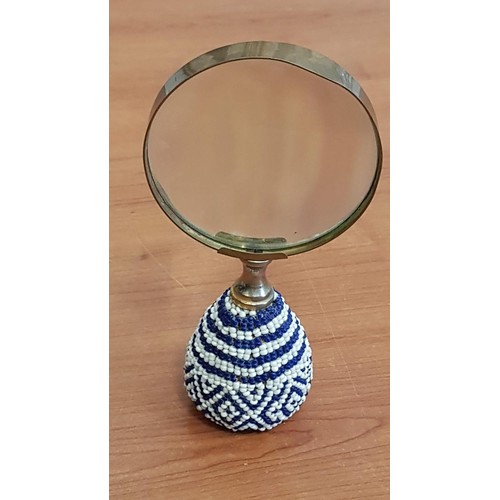 286 - Magnifying Glass with Blue & White Beaded Handle (Ø7.5cm x H:15.5cm)