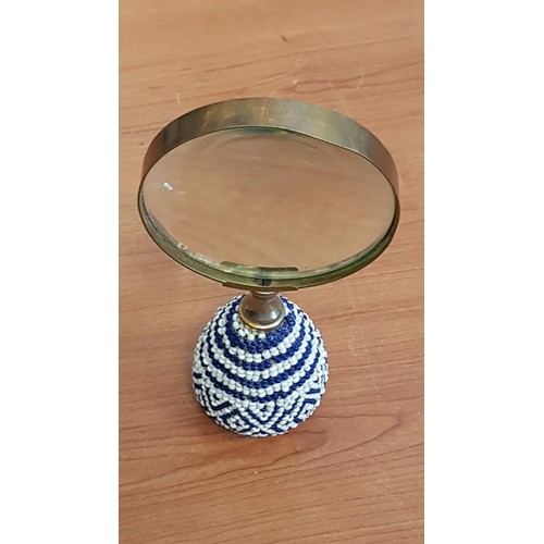 286 - Magnifying Glass with Blue & White Beaded Handle (Ø7.5cm x H:15.5cm)