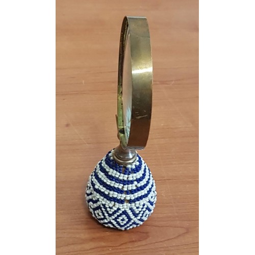 286 - Magnifying Glass with Blue & White Beaded Handle (Ø7.5cm x H:15.5cm)