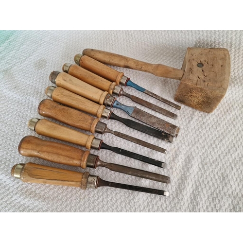 36 - Collection of 8 x Assorted Woodwork Chisels and Wooden Mallet / Hammer, (9)