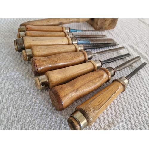 36 - Collection of 8 x Assorted Woodwork Chisels and Wooden Mallet / Hammer, (9)