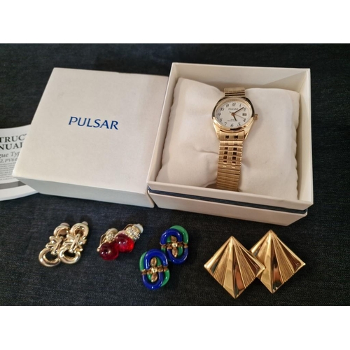 496 - Pulsar Gold Tone Ladies Wrist Watch with White Face, Date and Numerical Hour Markers, on Expandable ... 